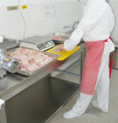 Elevii Colegiului Pedagogic au fost băgaţi în spital de două bucătărese cu stafilococ auriu